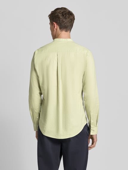 Männermodel trägt Slim Fit Freizeithemd mit Stehkragen Modell 'Anton' von Casual Friday, Seide-Baumwoll-Mix, Ganzkörperansicht Rückansicht.