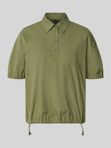 Produktfoto, Regular Fit Bluse mit Polokragen von Marc Cain in Olivgrün aus Reine Baumwolle, Kurzärmelig, Ärmelabschlüsse elastisch, Bund mit Tunnelzug.