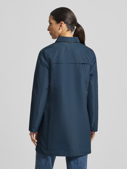 Kobiece modelka nosi Regular Fit Funktionsjacke mi Umlegekragen von Barbour, jednokolorowa, hydrofobowa, widok całej sylwetki z tyłu.