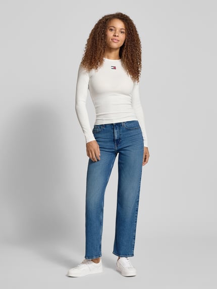 Frauenmodel trägt Straight Fit Jeans aus Baumwoll-Mix Modell 'LAYLA' von Tommy Jeans in Melange-Optik mit 5-Pocket-Design, Ganzkörperansicht von vorne