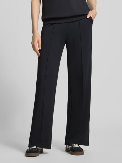 Frauenmodel trägt Regular Fit Hose mit High Waist Jersey von Soyaconcept, unifarben schwarz, breite Form, Struktur, Nahaufnahme Unterkörper.