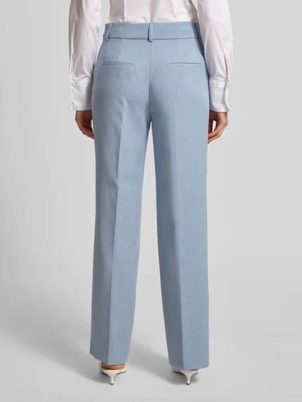Kobiece modelka nosi Regular Fit Weite Hose mit Viskose-Anteil Modell 'RITA' von Selected Femme, jasnoniebieska melanżowa tkanina, szlufki, kieszenie, widok całej sylwetki z tyłu.