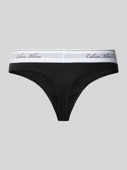 Produktfoto, zwarte string van mix van katoen en modal, elastische witte tailleband met logo, SCRIPT Thong van Calvin Klein Underwear.