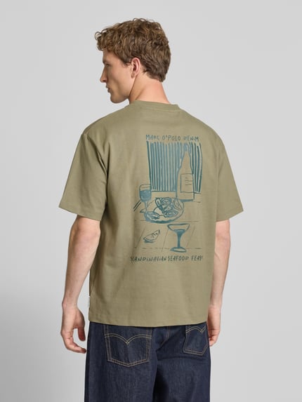 Männermodel trägt Relaxed Fit T-Shirt aus reiner Baumwolle von Marc O'Polo Denim, Optik: Unifarben, Motiv-Print, Ganzkörperansicht Rückansicht