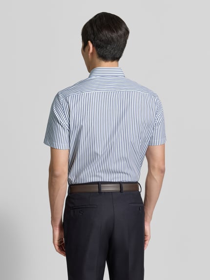 Männermodel trägt Regular Fit Business-Hemd mit Kentkragen von Christian Berg Men, feines Streifenmuster, Reine Baumwolle, Ganzkörperansicht Rückansicht. Rückenlänge 77 cm, Schulterbreite 46 cm, Ärmellänge 22 cm, 1/2-Arm, Knopfleiste, Größe 39/40.