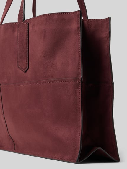 Produktfoto, Shopper met labeldetail model 'AMY' van LIEBESKIND BERLIN, bordeauxrood, suède-look, hoofdvak met drukknoopsluiting, draagband, binnenvak met ritssluiting, breedte 44 cm, lengte 28 cm, diepte 11 cm, schouderbandlengte 61 cm.