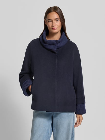 Frauenmodel trägt Jacke aus Lanawolle-Mix mit Stehkragen und Eingrifftaschen von ICONS Cinzia Rocca, navyblau, lockere Passform, Ganzkörperansicht von vorne. Relaxed Fit, Struktur durch Stretch-Anteil, sichtbare Stricktextur an Kragen und Ärmeln.