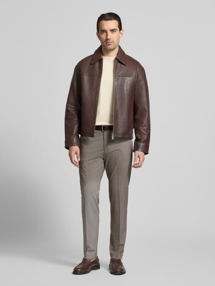 Mannenmodel draagt Hose mit Bügelfalten Modell 'CIBEPPE' van CINQUE in slim fit, materiaal-mix met viscose, grijs, geheellichaamsvoorzijde. Context: herenbroek met ingestreken vouwen, steekzakken, paspelzakken achter, taillewijdte maat 50: 38 cm, binnenbeenlengte maat 50: 80 cm.