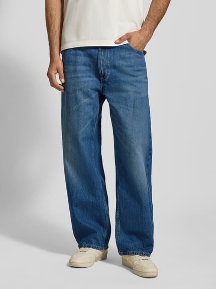 Mannenmodel draagt Barrel Jeans im Used-Look model 'LUCKY STAR' van Calvin Klein Jeans, blauwe denim, zakken, katoen, vooraanzicht heup tot voeten.