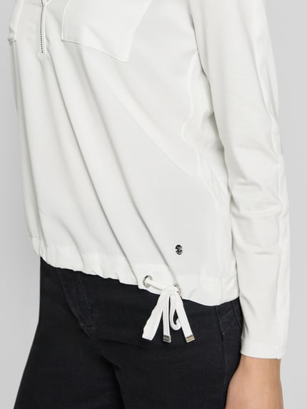 Vrouwenmodel draagt Regular Fit Blouse met Borstzakken van monari, met siersteentjes, tuniekhals, met lange mouwen, detailopname.