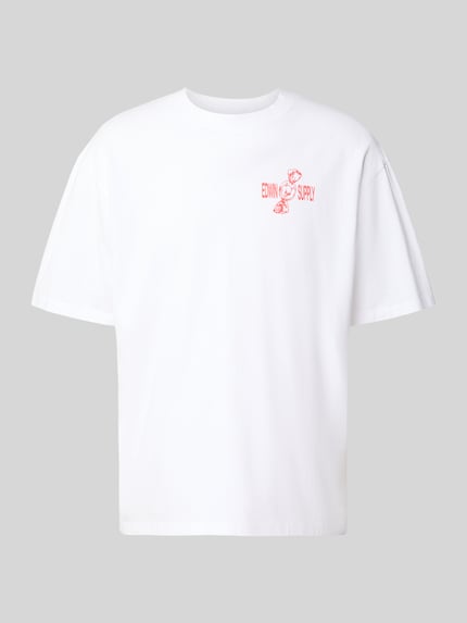 Produktfoto, weißes T-Shirt mit rundem Halsausschnitt, kleinem roten Logo-Print, Modell 'SORRY TOKYO' von Edwin, reine Baumwolle