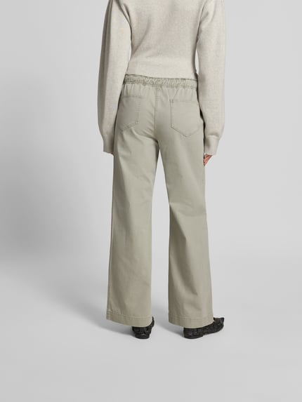 Frauenmodel trägt Wide Fit Jeans mit Tunnelzug von Juvia in Beige mit Gesäßtaschen und weitem Schnitt, Ganzkörperansicht Rückansicht.