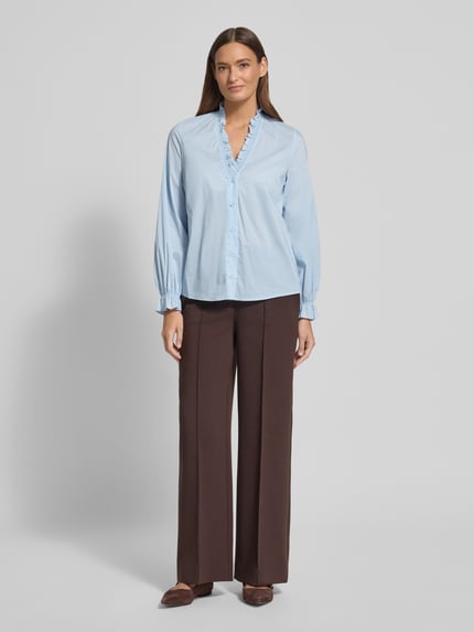 Vrouwenmodel draagt Regular Fit Blouse met V-hals van zero, dames blouse van katoenmix met stretch, ruches, regular fit, v-hals, ruglengte maat 36: 61 cm, mouwlengte maat 36: 64 cm, lichtblauw, bruine broek, voorkant, volledige lichaamsweergave
