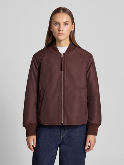 Frauenmodel trägt Regular Fit Blouson mit Wendefunktion von Marc O'Polo in Dunkelbraun, glatte Textur, Damen Bomberjacke, Ganzkörperansicht von vorne.