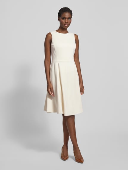 Vrouwenmodel draagt knielange dames jurk van viscosemix met stretch, A-lijn, ronde hals, Model 'CHARLEY' van Lauren Ralph Lauren, geheel vooraanzicht.