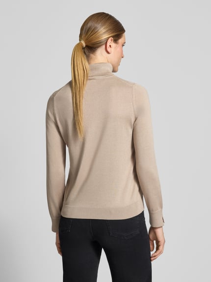 Frauenmodel trägt Regular Fit Pullover aus Viskose-Mix von COMMA in Beige, Strick-Optik, Rollkragen, Rückenansicht, Ganzkörperansicht Rückansicht.