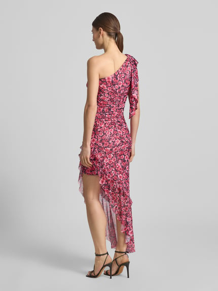 Frauenmodel trägt Cocktailkleid in asymmetrischem Look von Lipsy mit floralem Allover-Look, Volants, Raffung, Material-Mix mit Stretch-Anteil, Figurbetont, Midikleid, Rückenlänge bei Größe 36: 130 cm, Brustweite: 30 cm, Ganzkörperansicht Rückansicht.