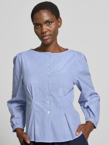 Vrouwenmodel draagt Bluse aus Baumwoll-Mix mit Peplum-Saum van Rich & Royal, blauw-witte strepen, getailleerde pasvorm, knoopsluiting, met lange mouwen, katoenmix, ruglengte maat 36: 55 cm, mouwlengte maat 36: 64 cm, nahaufnahme bovenlichaam.