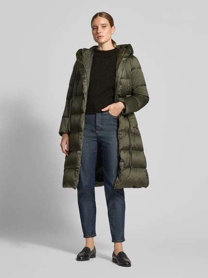 Frauenmodel trägt Relaxed Fit Strickpullover aus Woll-Alpaka-Mix von Marc Cain, dunkle Farbe, gerippte Abschlüsse, Vorderansicht Ganzkörperansicht, Damen Pullover Lanawoll-Mix mit Alpaka-Anteil, überschnittene Schultern, langarmig, Rundhalsausschnitt, Rückenlänge 51 cm, Ärmellänge 62 cm.