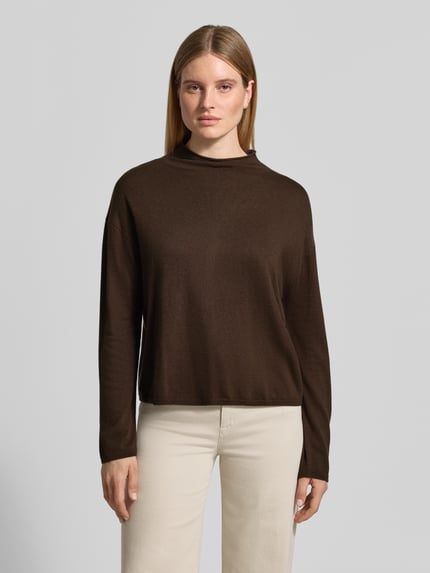 Frauenmodel trägt Turtleneck mit Mock Neck von MARC O'POLO in Braun, Feinstrick, unifarben, überschnittene Schultern, Ganzkörperansicht von vorne.