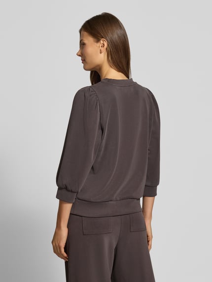 Frauenmodel trägt Sweatshirt mit Puffärmeln und Rundhalsausschnitt von Rich & Royal, braun, Regular Fit, Micromodal-Mix, Ganzkörperansicht Rückansicht.