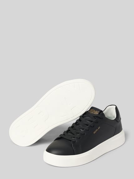 Produktfoto, Sneaker mit Logo-Details Modell 'NOTTING' von Replay in Schwarz mit strukturierter weißer Sohle, abgerundete Form, Schnürverschluss, Schafthöhe und Schaftweite bei Größe 44, Markenname auf der Innenseite sichtbar