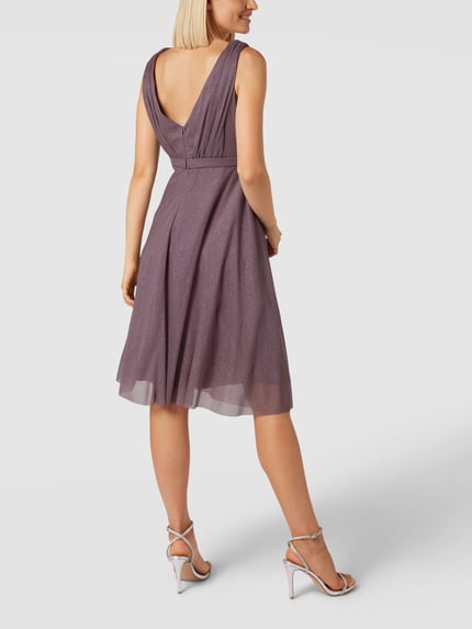 Vrouwenmodel draagt Regular Fit Kleid mit Glitzer-Mesh van TROYDEN COLLECTION in paars, knielengte, mouwloos, getailleerd, rugaanzicht, ganzkörperansicht.