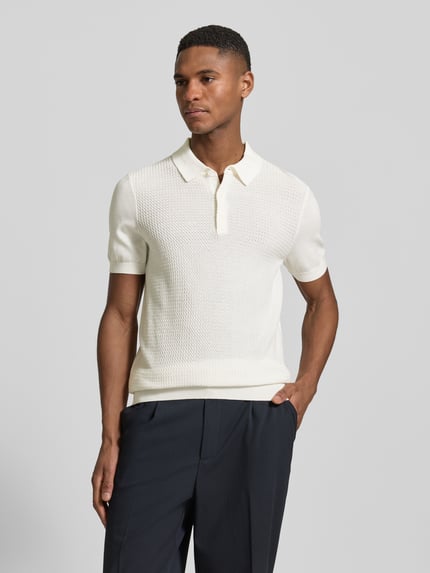Männermodel trägt Regular Fit Poloshirt aus reiner Baumwolle von Strellson in Creme mit Strickoptik, Strukturmuster, Ganzkörperansicht von vorne.