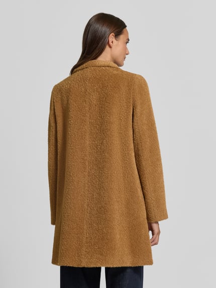 Frauenmodel trägt Mantel aus Schurwolle-Alpaka-Mix mit Stehkragen von ICONS Cinzia Rocca in Camel, strukturierte Oberfläche, Ganzkörperansicht Rückansicht, Regular Fit, Knopfverschluss, Eingrifftaschen, Rückenlänge 89 cm, Schulterbreite 44 cm, Brustweite 51 cm, Ärmellänge 66 cm.