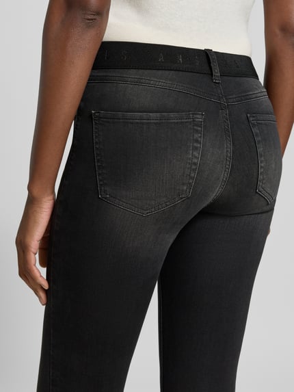 Frauenmodel trägt Bootcut-Jeans aus Baumwoll-Mix Modell 'LENI' von ANGELS in dunklem Grau mit glatter Textur, Nahaufnahme Rückansicht. Damen Bootcut-Jeans von ANGELS.