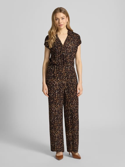 Frauenmodel trägt Jumpsuit aus Viskose Modell 'MARRAKECH' von ICHI im Allover-Look mit Umlegekragen, Ganzkörperansicht von vorne.