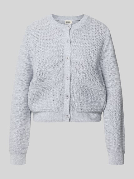 Produktfoto, Regular Fit Strickjacke mit aufgesetzten Taschen Modell 'Biaphy' von Drykorn, Reine Baumwolle, Rundhalsausschnitt, Knopfleiste, elastische Abschlüsse, hellgraue Farbe, grobe Strickstruktur, für Damen