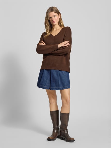 Frauenmodel trägt Regular Fit Strickpullover mit Woll-Anteil Modell 'MARI' von Only in Melange-Optik, V-Ausschnitt, Langarm, gerippte Abschlüsse, Strick-Material, Ganzkörperansicht von vorne.