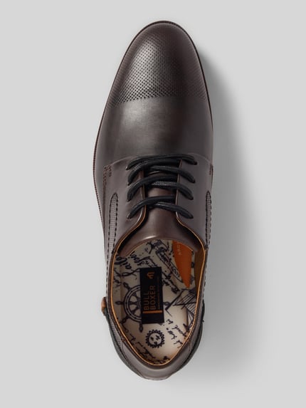 Produktfoto, Derby aus Leder mit Schnürung von BULLBOXER in Dunkelbraun, abgerundete Spitze, Label-Detail, Lochmuster, Detailaufnahme