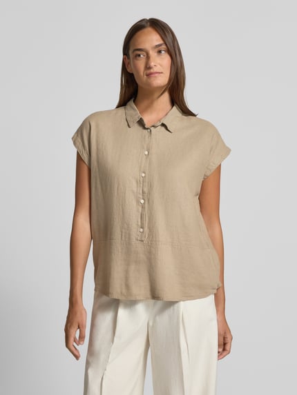 Frauenmodel trägt Regular Fit Bluse aus Leinen-Viskose-Mix Modell 'LINNO' von ICHI in Beige mit Hemdblusenkragen, Ganzkörperansicht von vorne.