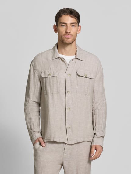 Männermodel trägt Regular Fit Hemdjacke aus Leinen-Baumwoll-Mix von JAKE*S STUDIO MEN in Beige mit Kentkragen, Brusttaschen, Ganzkörperansicht von vorne. Rückenlänge bei Größe M: 61 cm.
