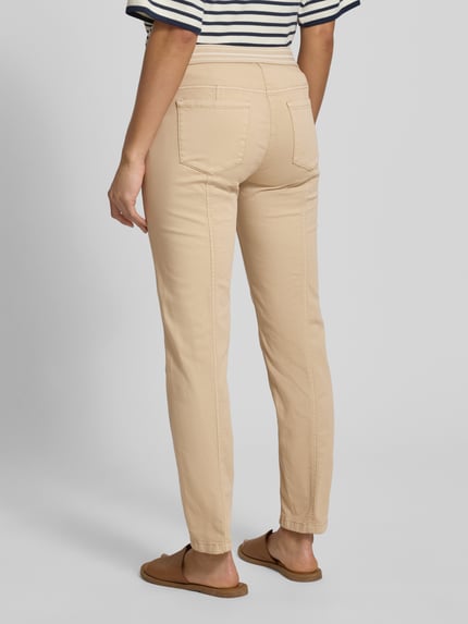 Frauenmodel trägt Hose mit elastischem Bund und Eingrifftaschen von Luisa Cerano in Beige, Baumwoll-Elasthan-Mix, Regular-Fit, Ganzkörperansicht Rückansicht.