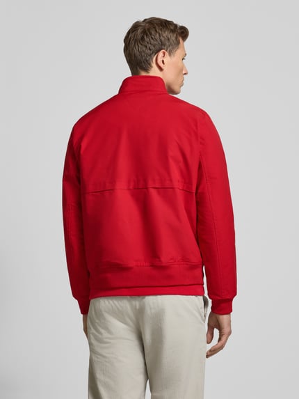 Männermodel trägt Relaxed Fit Blouson mit Logo-Stitching van Tommy Hilfiger in effen rood met geribde boorden, rugaanzicht, Ganzkörperansicht Rückansicht.