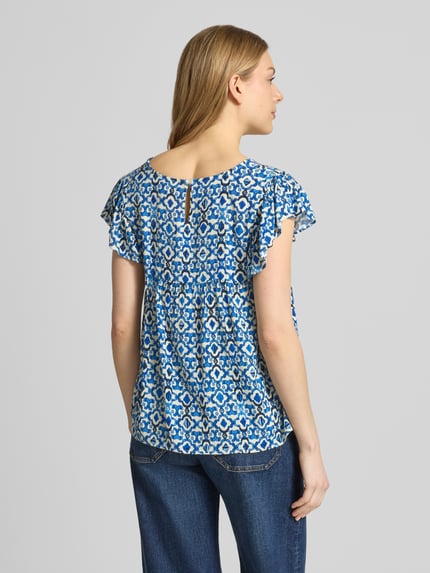 Frauenmodel trägt Blusenshirt aus Reine Viskose Modell 'MARRAKECH' von ICHI, Regular-Fit, Allover-Look in Blau und Weiß, Rückenlänge 54 cm bei Größe S, Ganzkörperansicht Rückansicht.