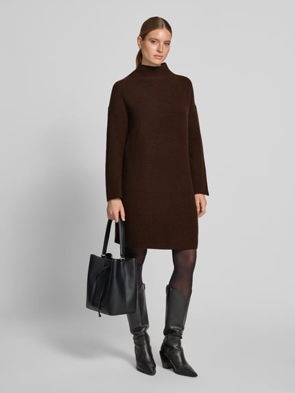 Vrouwenmodel draagt donkerbruine loose fit tricotjurk uit wolmix van Marc O'Polo, Dames tricotjurk, volledig frontaal.