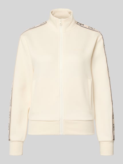 Produktfoto, Sweatjacke mit Stehkragen und Eingrifftaschen Modell 'BRITNEY' von Guess, cremefarben, Baumwoll-Mix, Regular Fit, Reißverschluss, glatte Struktur, Applikationen auf den Ärmeln.