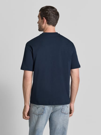Männermodel trägt Regular Fit T-Shirt mit Rundhalsausschnitt von MCNEAL in Dunkelblau, reine Baumwolle, Rückansicht, Ganzkörperansicht