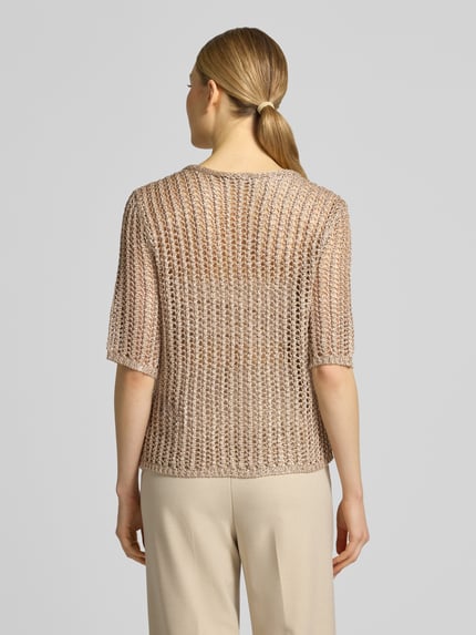Frauenmodel trägt Regular Fit T-Shirt aus Viskose-Mix in Strick-Optik von Betty Barclay, beige, Lochmuster, Ganzkörperansicht Rückansicht. Damen T-Shirt, U-Boot-Ausschnitt, Halbarm, Rückenlänge 60 cm, Ärmellänge 29 cm, Größe 36, feine Strickstruktur.
