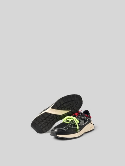 Produktfoto, Sneaker mit Kontrastbesatz von Dsquared2 für Herren, abgerundete Form, Schnürverschluss, Ziernähte, strukturierte Sohle, schwarze und helle Farben, auffällige Textur und Details.