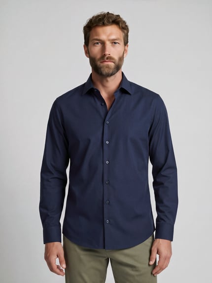 Männermodel trägt Regular Fit Businesshemd aus reiner Baumwolle von OLYMP in Dunkelblau, glatte Textur, Ganzkörperansicht von vorne, Herren Businesshemd von OLYMP.
