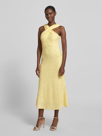 Frauenmodel trägt Midikleid mit Pailletten von Little Mistress in Gelb mit Strukturmuster, A-Linie, Rückenreißverschluss, Ganzkörperansicht von vorne. Rückenlänge bei Größe 36: 125 cm.