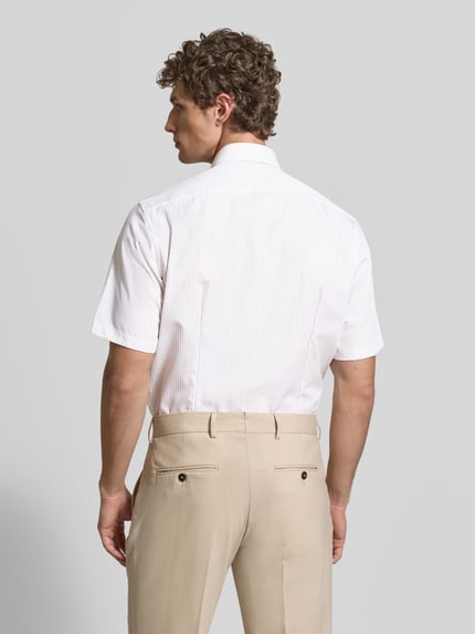 Männermodel trägt Modern Fit Business-Hemd mit borstzak van OLYMP in lichtbeige met fijne strepen, puur katoen, ruglengte 79 cm, schouderbreedte 45 cm, mouwlengte 28 cm, kentkraag, knoopsluiting, logostitching, afgeronde zoom, Ganzkörperansicht Rückansicht.