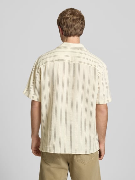 Männermodel trägt Regular Fit Freizeithemd mit Strukturmuster Modell 'COBA' von Jack & Jones aus Baumwoll-Mix, Rückenansicht Ganzkörperansicht.