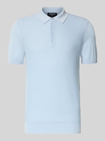 Produktfoto, Regular Fit Poloshirt aus reiner Baumwolle von Strellson in hellblauer Strickoptik mit Struktur-Muster, Polokragen, Feinstrick und kurzen Ärmeln.