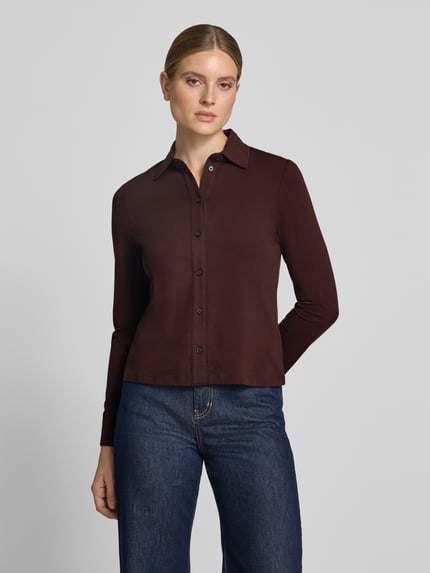 Vrouwenmodel draagt Regular fit overhemdblouse uit katoenmix van Marc O'Polo, Dames shirt met lange mouwen, vooraanzicht busteshot.